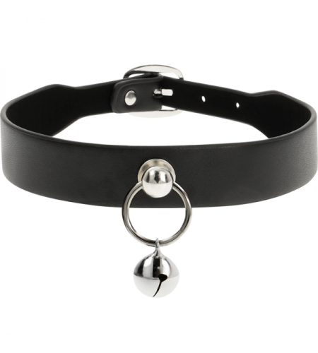 Collar de cuero con detalles metálicos