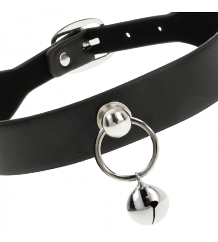 Collar de cuero con detalles metálicos